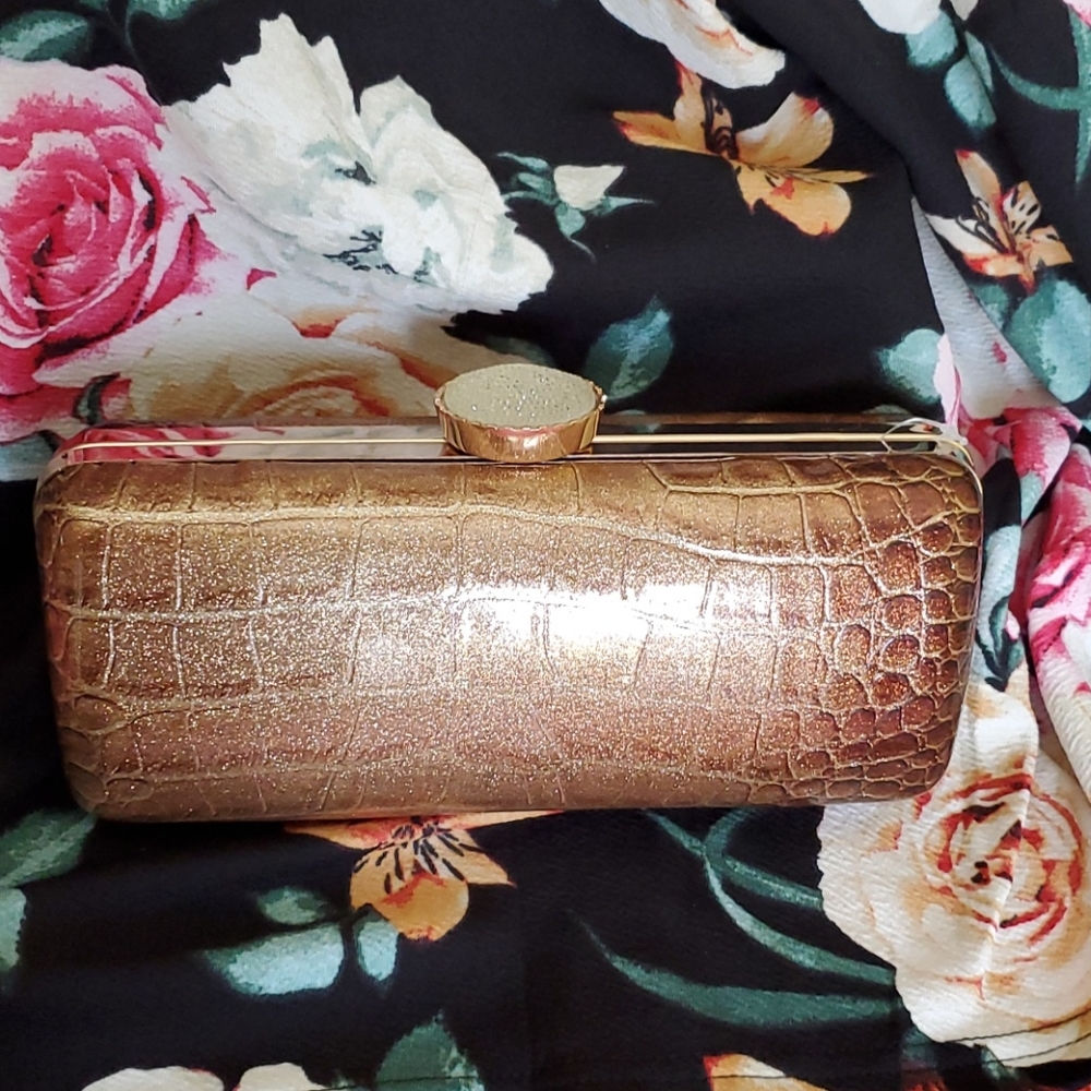 Shimmery gold cluth